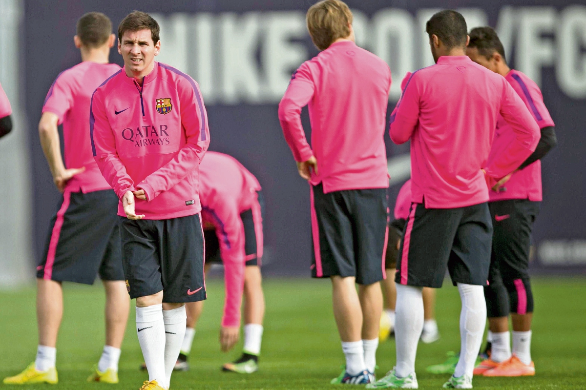 Messi (c) durante un entrenamiento que el FC Barcelona realizó en la ciudad deportiva Joan Gamper. (Foto Prensa Libre: EFE)