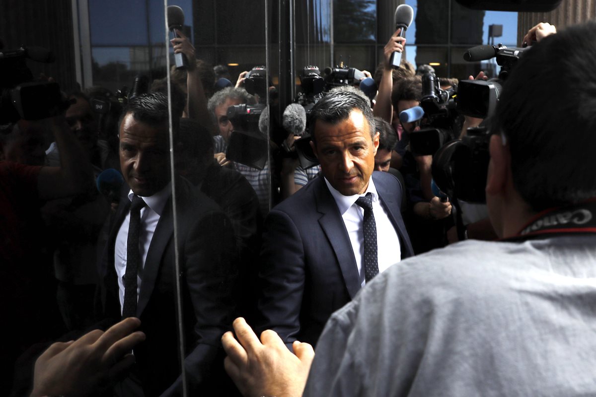 El agente de futbolistas, Jorge Mendes, a su llegada hoy al Juzgado para declarar como parte de la investigación que se sigue por fraude fiscal. (Foto Prensa Libe: EFE)