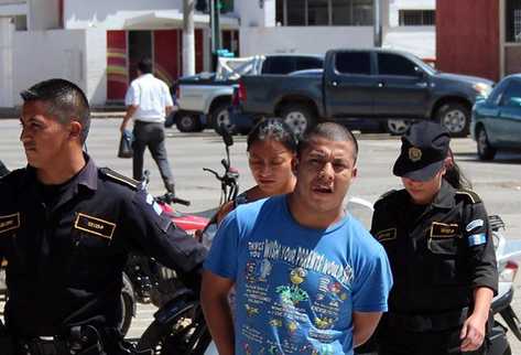 Los dos sindicados de la muerte del menor José Antonio Hernández ingresan al juzgado de la ciudad de Jalapa. (Foto Prensa Libre: Hugo Oliva).