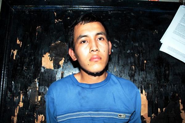 El presunto delincuente fue capturado portando un fusil AK-47 en la zona 1 de Retalhuleu. (Foto Prensa Libre: Rolando Miranda)<br _mce_bogus="1"/>