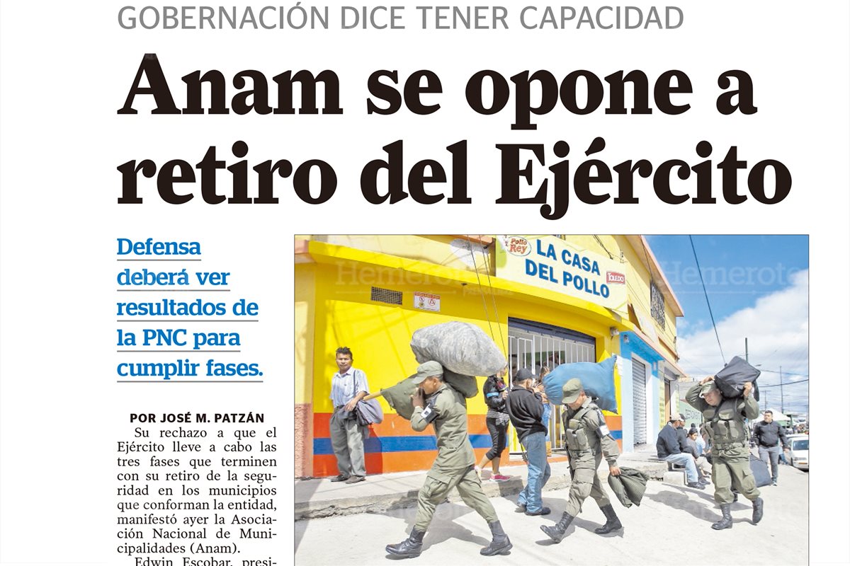Soldados desalojan el destacamento ubicado en la colonia Montserrat 2, zona 4 de Mixco, 03/01/2017. (Foto: Hemeroteca PL)