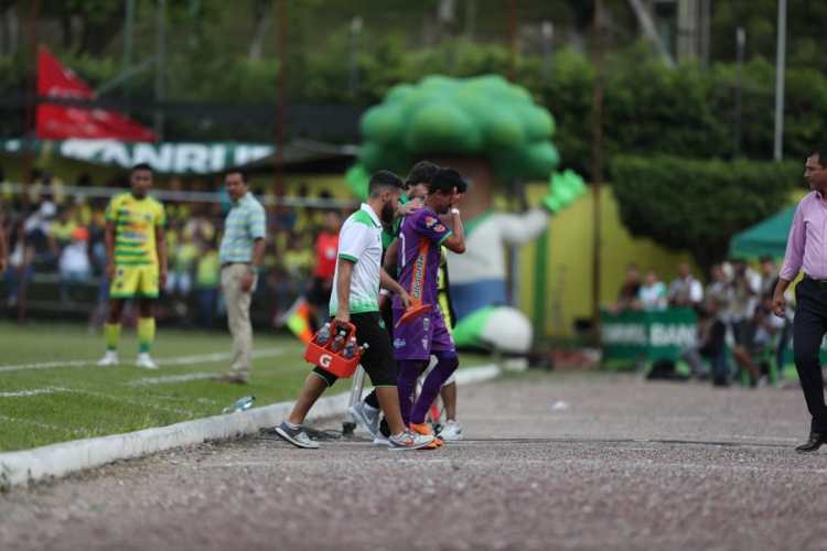 Alejandro ‘el Gambetita’ Díaz salió del terreno de juego entre lágrimas, por una lesión. (Foto Prensa Libre: Francisco Sánchez)