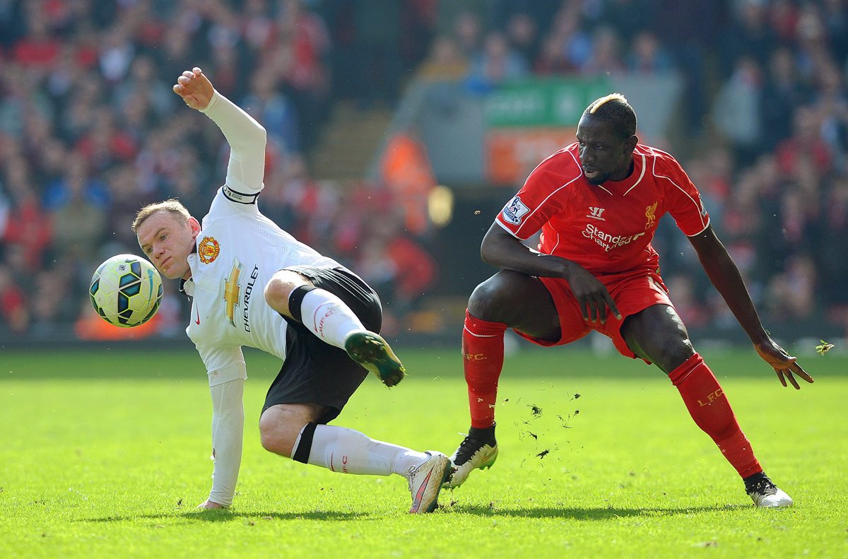 Mamadou Sakho intenta controlar el balón ante la marca de Rooney. (Foto Prensa Libre: AFP)