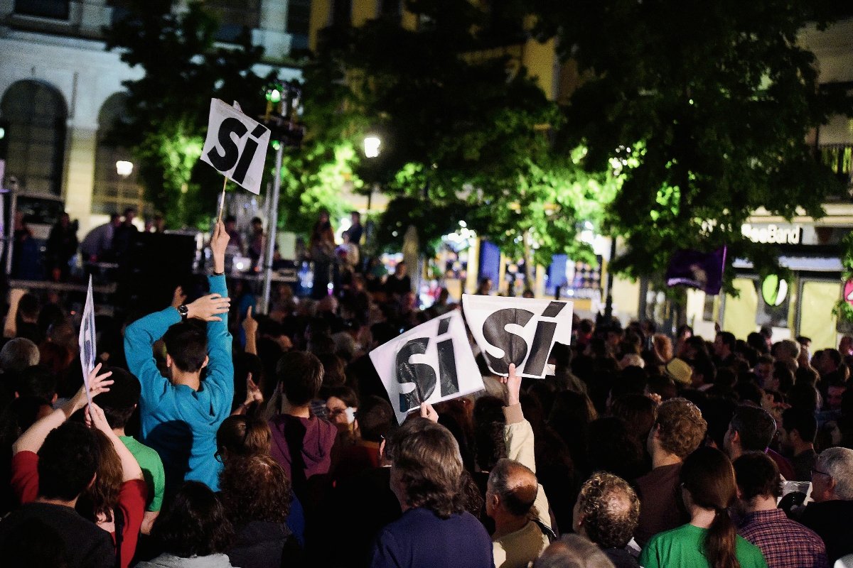 Los partidarios del partido Podemos sostienen un cartel que decía "SÍ", durante las elecciones municipales en Madrid. (Foto Prensa Libre: AFP).