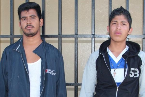 Dos presuntos extorsionistas fueron sorprendidos cuando exigían Q8 mil a un comerciante en Villa Nueva. (Foto Prensa Libre: PNC)<br _mce_bogus="1"/>