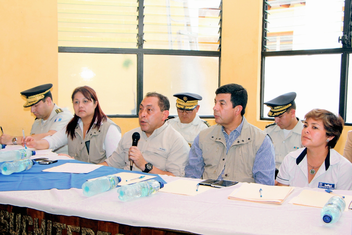 Mauricio López  Bonilla (centro), ministro de Gobernación, asegura que busca mecanismos para proteger a periodistas de Mazatenango, Suchitepéquez. (Foto Prensa Libre:)