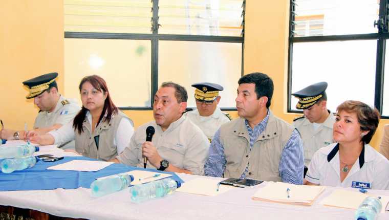 Mauricio López  Bonilla (centro), ministro de Gobernación, asegura que busca mecanismos para proteger a periodistas de Mazatenango, Suchitepéquez. (Foto Prensa Libre:)