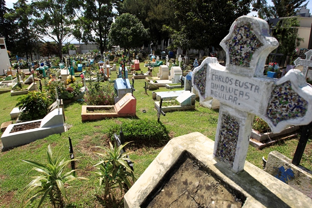 El área para la sepultura bajo tierra en el cementerio de Mixco está saturada. En este pequeño espacio yacen los restos de 183 personas. (Foto Prensa Libre: Carlos Hernández)
