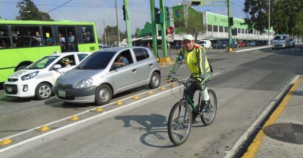Un agente de Emetra maneja una bicicleta en la avenida Bolívar zona 8 capitalina, vistiendo el nuevo uniforme de color gris. (Foto Prensa Libre: Emetra)