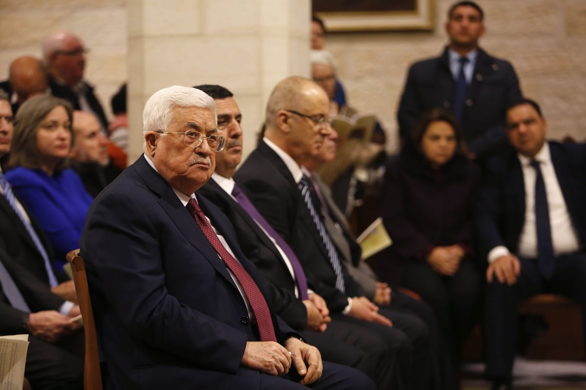El presidente palestino, Mahmoud Abbas -a la izquierda-, dio instrucciones para evitar que países trasladen sus embajadas a Jerusalén. (Foto Prensa Libre: AFP)