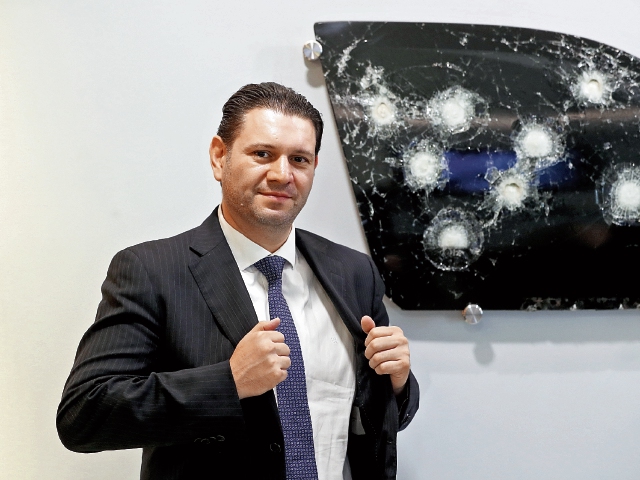 Jorge Luis Solórzano continuó con la tradición de negocio de su abuelo y su padre, y hoy desde la empresa que dirige se pueden sustituir los vidrios originales de los vehículos por blindados a bajos costo. Foto Prensa Libre: Carlos Hernández