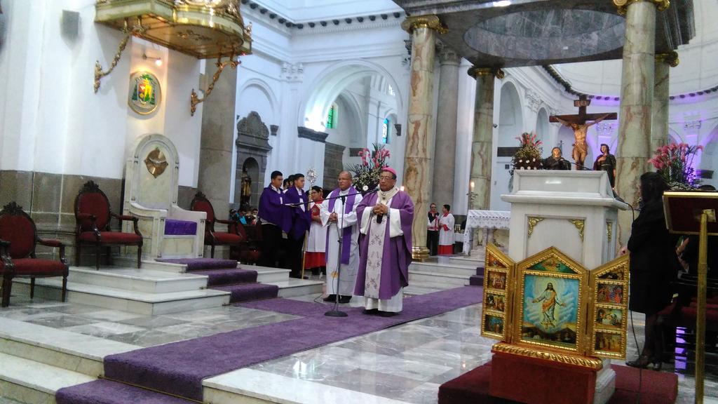 El monseñor Oscar Julio Vian oficio la misa dominical en la catedral metropolitana. (Foto Prensa Libre: Geldi Muñoz)
