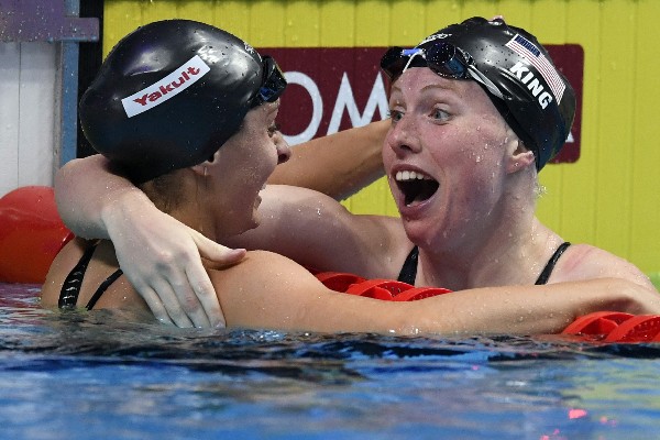 Lilly King y Katie Meili, de Estados Unidos, celebran tras la victoria en los 100 metros pecho. (Foto Prensa Libre: AFP)