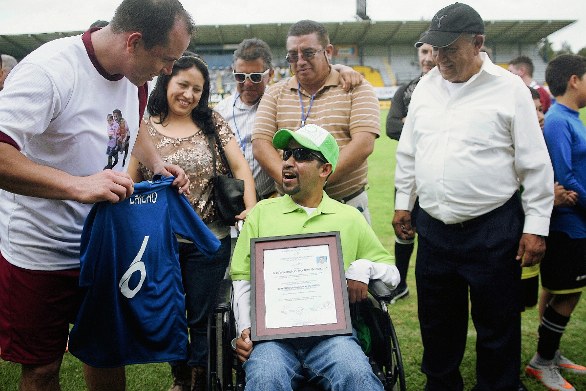 Dwight Pezzarossi le entrega a Bradley la camisola de la Selección Nacional. (Foto Prensa Libre: Jesús Cuque)