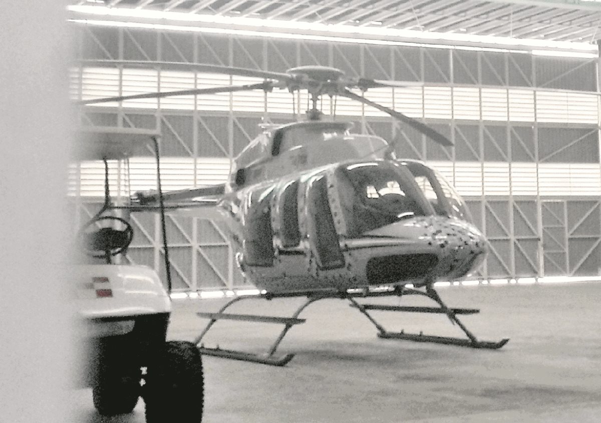 Helicóptero inmovilizado por el MP y supuestamente pagado con contribución de algunos funcionarios de gobierno. (Foto Prensa Libre: Hemeroteca PL)