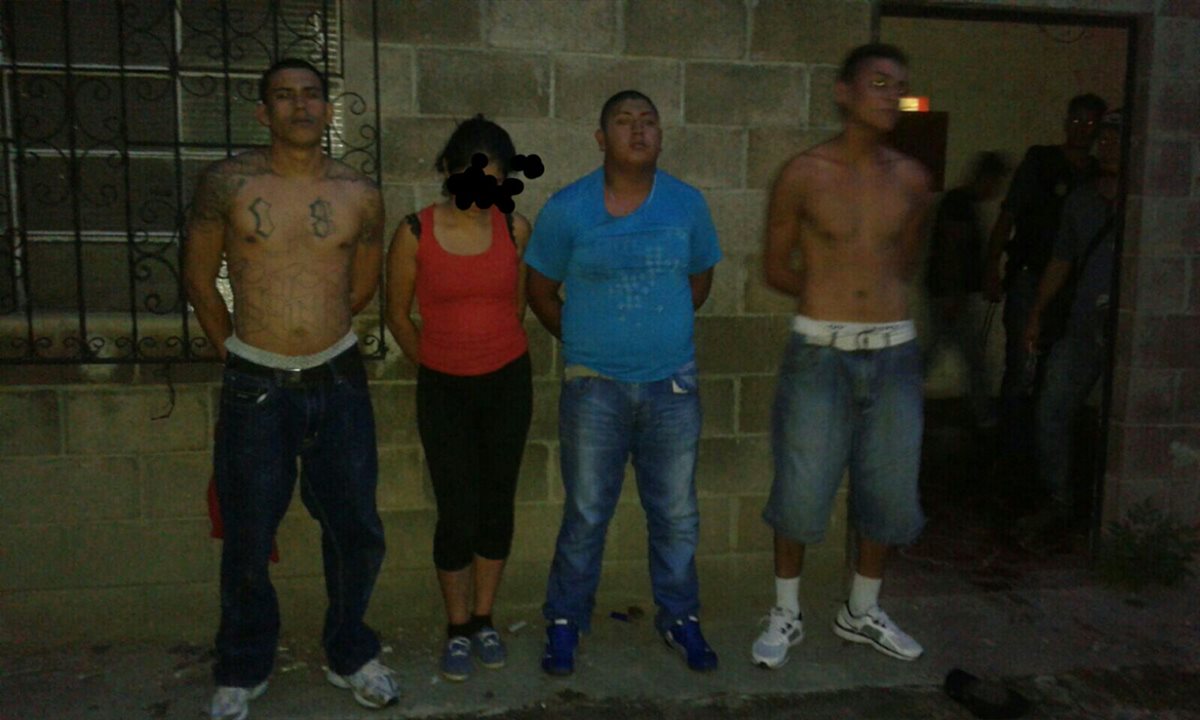 Los tres pandilleros y la adolescente de 15 años, detenidos en un reducto criminal en San Miguel Petapa. (Foto Prensa Libre: PNC)