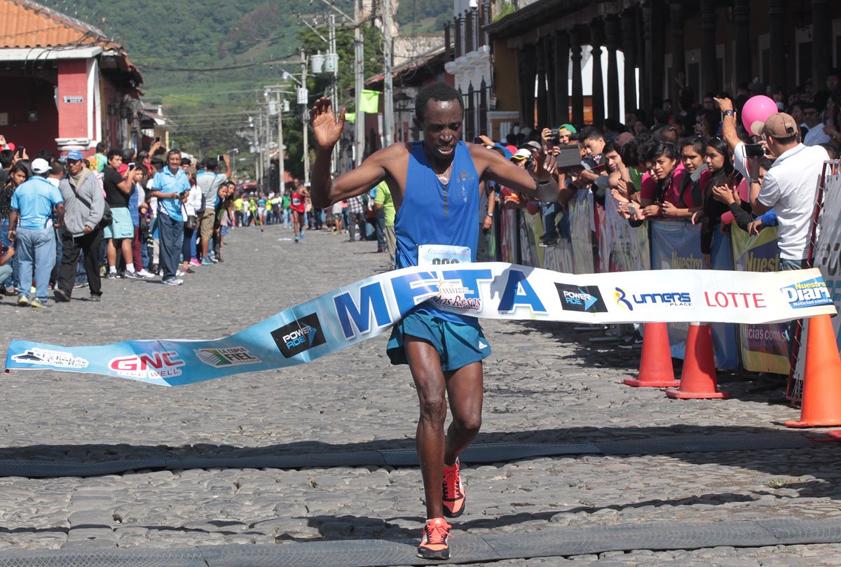 El keniano Robert Gaitho fue el mejor corredor de la Carrera de las Rosas. (Foto Prensa Libre: Norvin Mendoza)