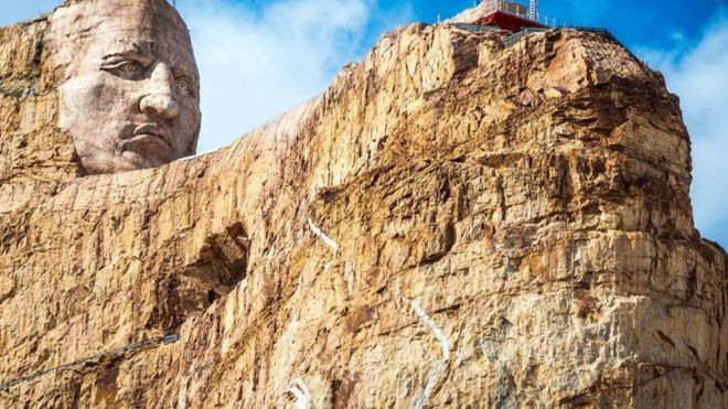 La familia que desde hace 70 años esculpe un monumento a los indígenas norteamericanos más grande que el de los presidentes estadounidenses del Monte Rushmore