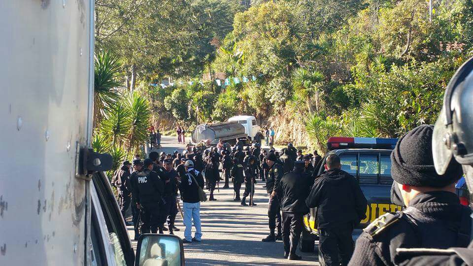 Agentes de la PNC durante operativos en San Miguel Ixtahuacán, San Marcos. (Foto Prensa Libre: Aroldo Marroquín)