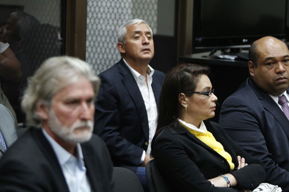 Juan José Suárez, Otto Pérez y Roxana Baldetti en el banquillo de acusados del Juzgado de Mayor Riesgo B. (Foto Prensa Libre: Paulo Raquec)