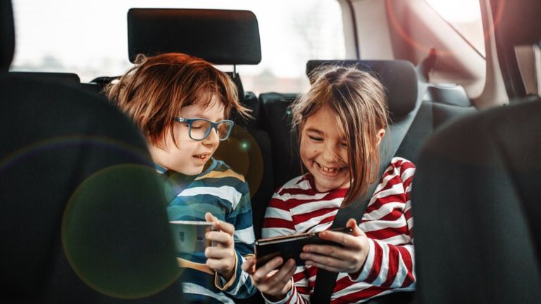 La necesidad de socialización suele ser una de las razones para que un niño de 12 años insista en tener un teléfono móvil. (Getty Images).