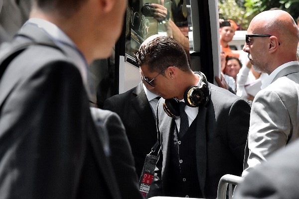 Cristiano Ronaldo a su llegada al hotel en donde se concentrarán en Milán. (Foto Prensa Libre: AFP)