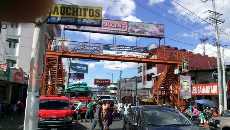 Vecinos de Santa Rosa ariesgan su vida al no utilizar pasarelas. (Foto Prensa Libre: Oswaldo Cardona)