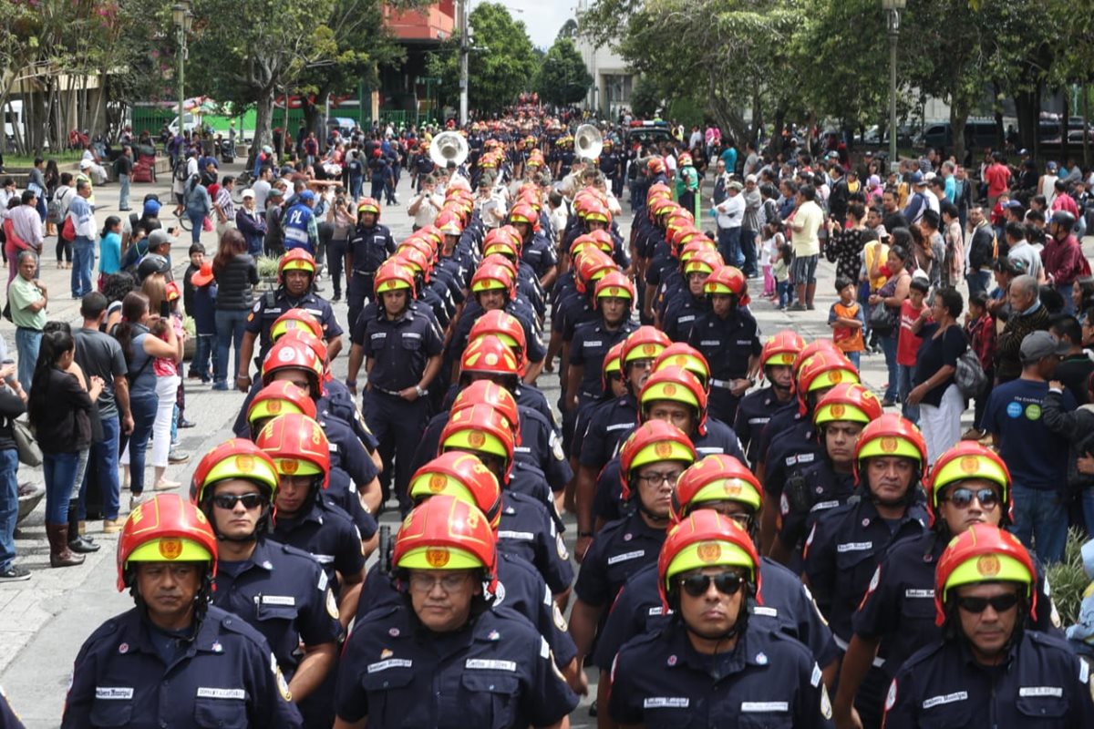 Los Bomberos Municipales desfilaron por el Paseo de la Sexta, zona 1, para conmemorar su 63 aniversario. (Foto Prensa Libre: Esbin García)