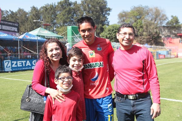 La familia Argueta Gramajo en el estadio Manuel F Carrera. (Foto Prensa Libre: Érick Ávila)