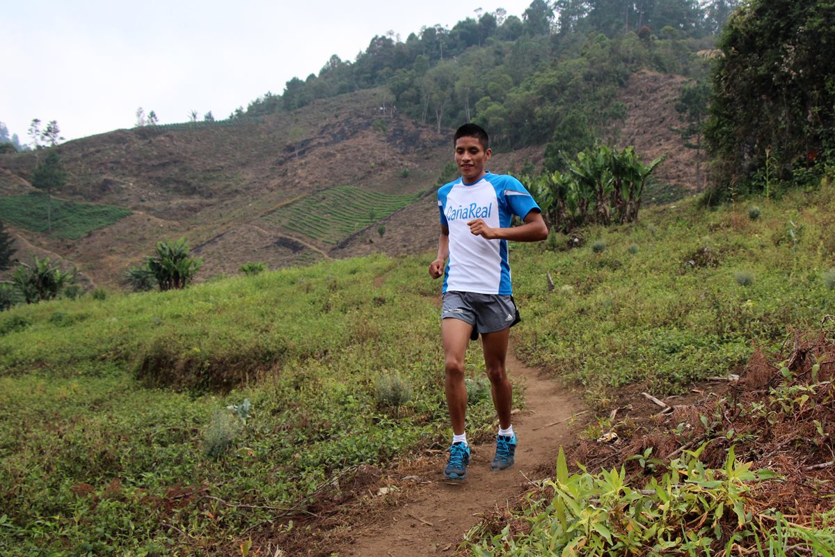 El atleta Mario Pacay se tomó un tiempo para disfrutar en su aldea San Pablo Xucaneb, donde aprovechó para disfrutar con su familia. (Foto Prensa Libre: Eduardo Sam Chun)