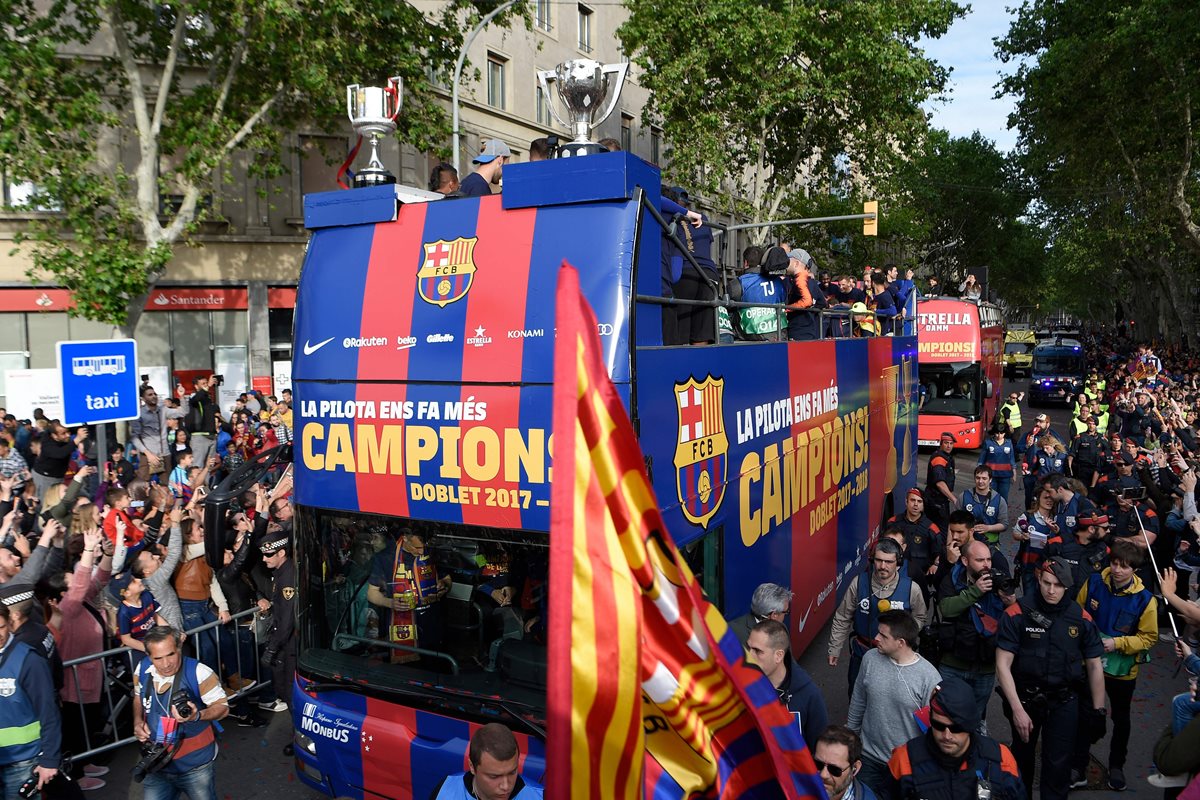 El Barcelona festejó el doblete este lunes con sus seguidores. (Foto Prensa Libre: AFP)