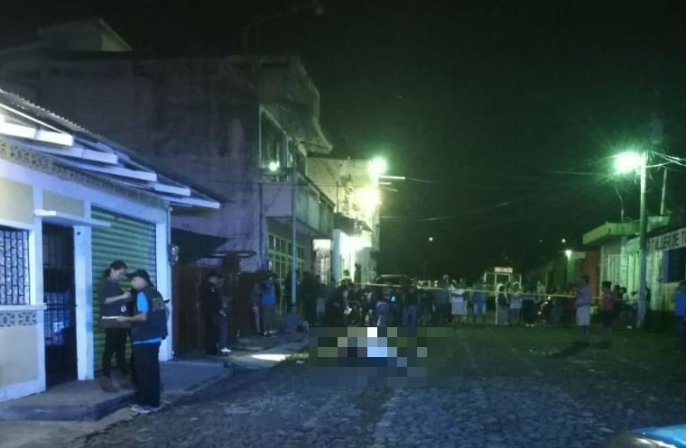 El cuerpo de Edwin Gallegos quedó tendido en una calle de Santa Lucía, Malacatán, San Marcos. (Foto Prensa Libre: Cortesía)