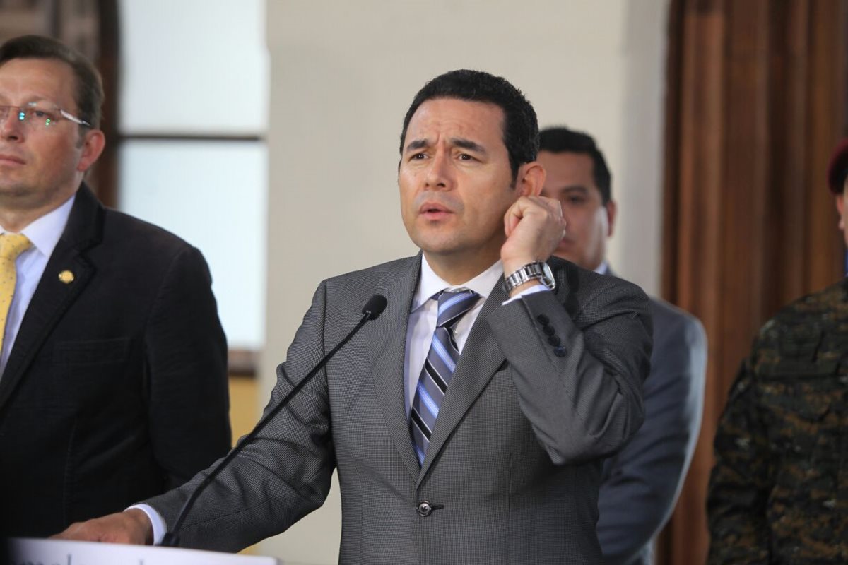 El presidente Jimmy Morales da declaraciones después de la reunión con los alcaldes. (Foto Prensa Libre: Esbin García)
