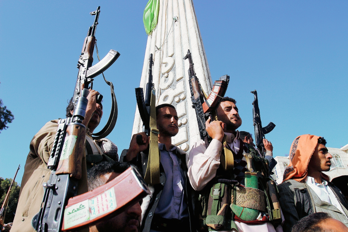 Rebeldes de Al Qaeda y de clanes tribales suníes tomaron el control del cuartel en Yemen. (Foto Prensa Libre:AP)