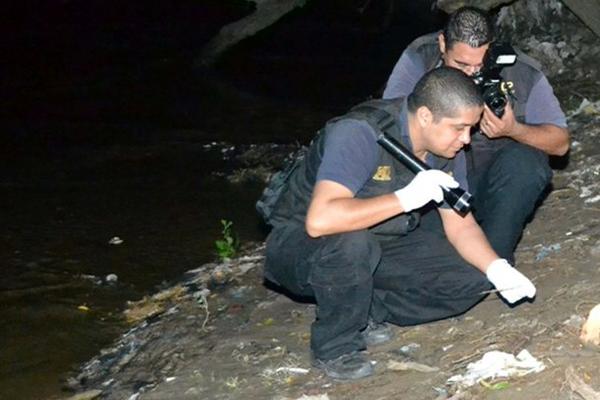 Agentes efectuaron un rastreo para localizar el cuerpo. (Foto Prensa Libre: Julio Cesar Vargas Rosales)