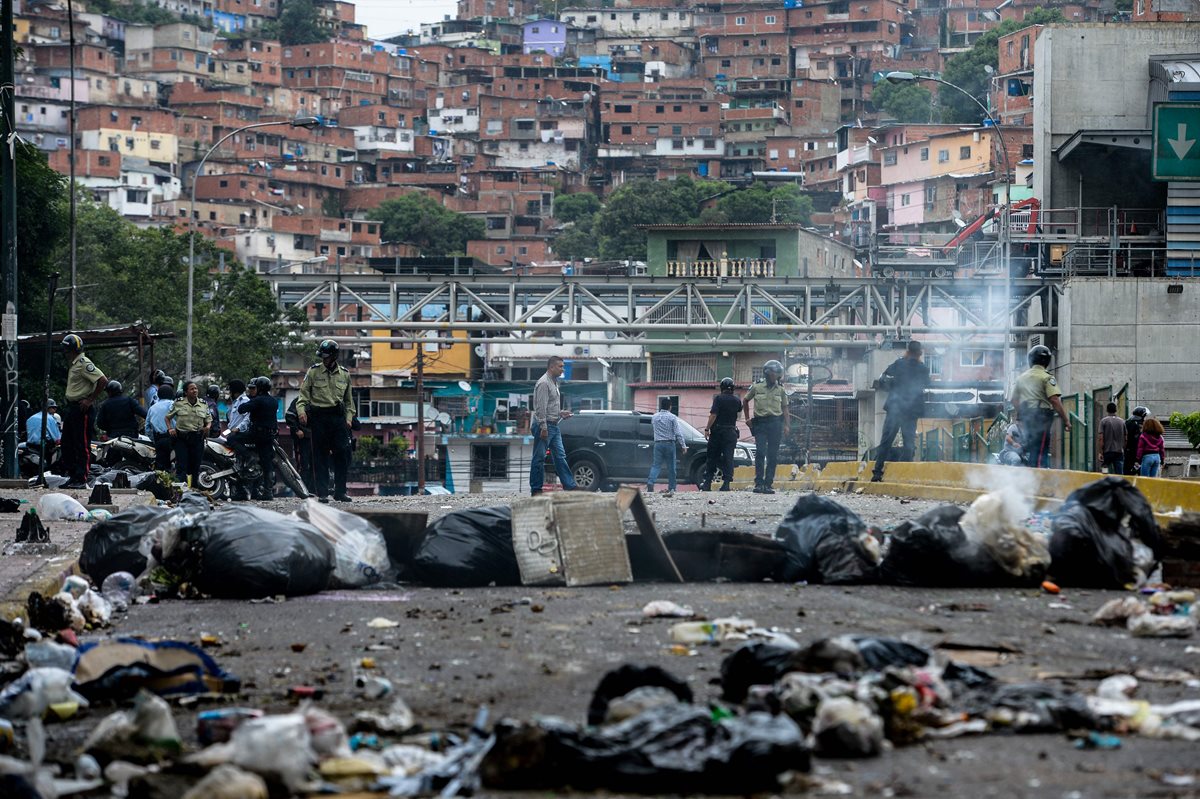 Varias calles se convirtieron en caos tras disturbios en Caracas. (Foto Prensa Libre: AFP)