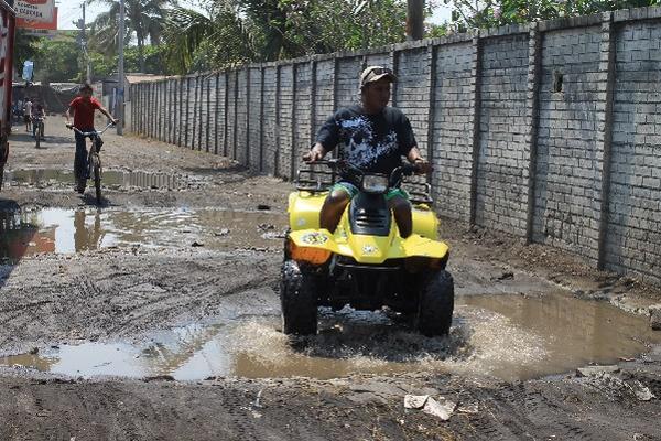 Grandes charcos  se forman por la lluvia y aguas servidas, debido a la falta de alcantarillas. (Foto Prensa Libre: Carlos Paredes)