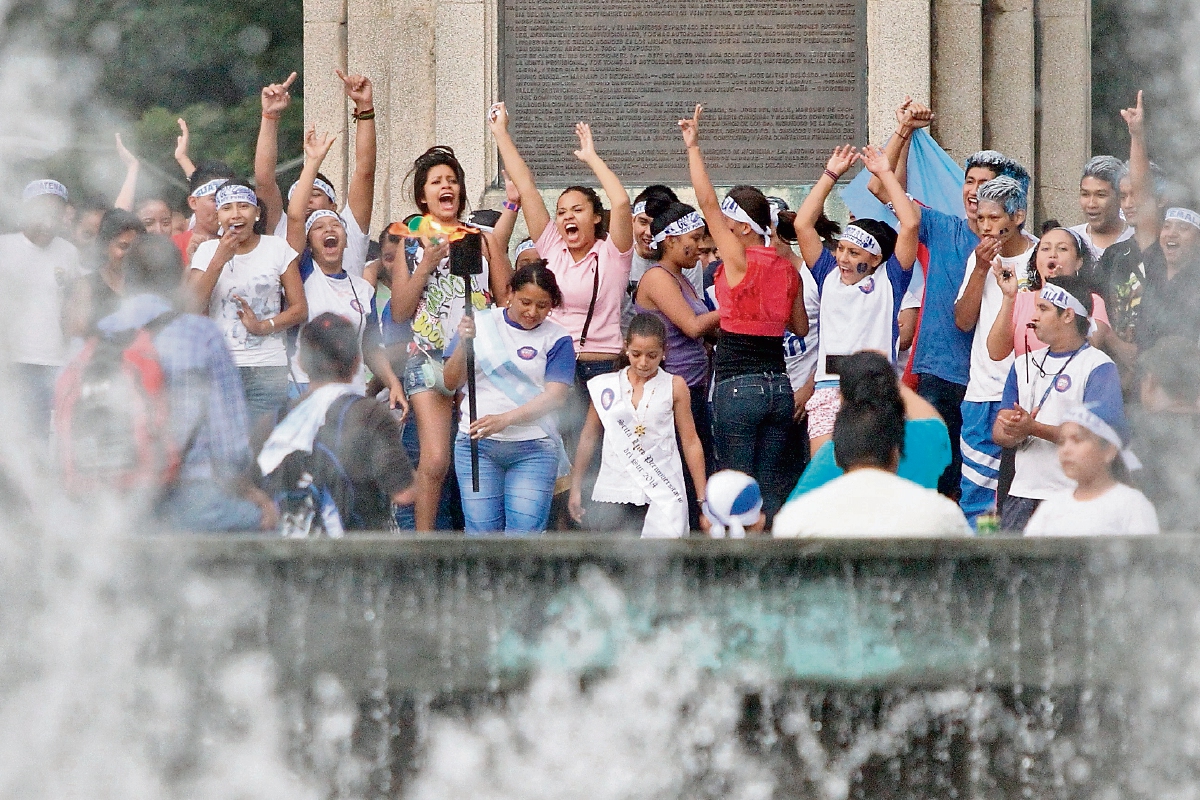 Estudiantes del Liceo Preuniversitario del Sur encienden una antorcha con el fuego patrio, frente al monumento a los próceres de la Independencia, en El Obelisco, zona 10.