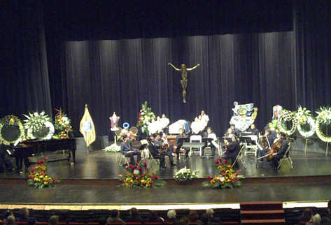 Sección de cuerdas de la Sinfónica toca notas fúnebres en la velación. (Foto Prensa Libre: Lucía Herrera)