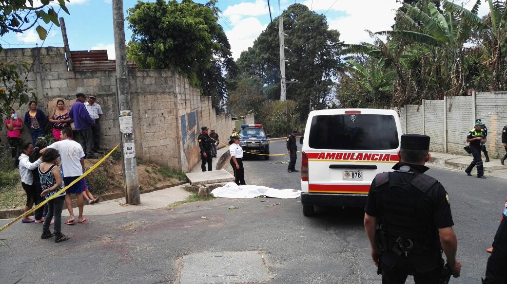 Los atacantes disparon varias veces en el rostro de la mujer. (Foto Prensa Libre: Estuardo Palacios)