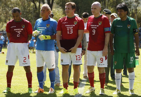 Infantino, presidente de la Fifa, comparte con Evo Morales, presidente de Bolivia, Alejandro Domínguez, presidente de la Conmebol y los exjugadores Jorge Sere y Cafú. (Foto Prensa Libre: AP)