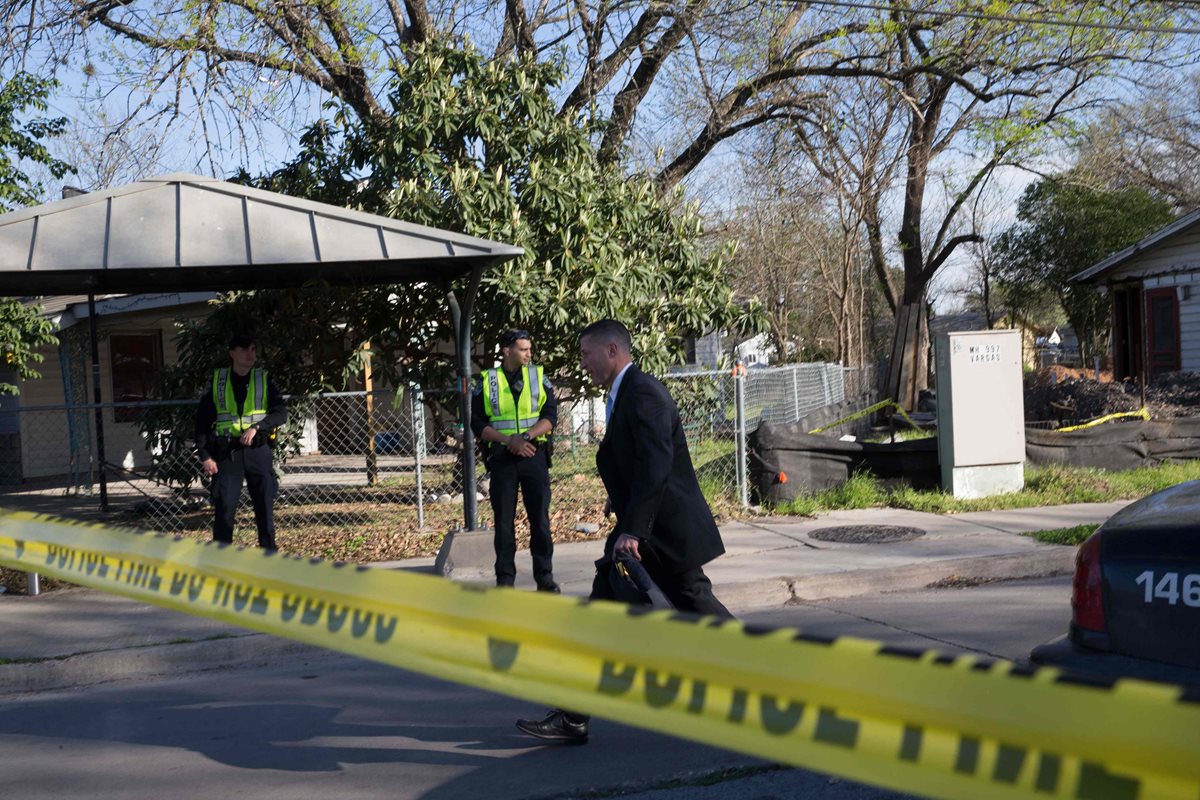La escena cerca de la calle Galindo en Austin, Texas, donde una mujer de 70 años resultó herida en una explosión. El incidente fue la segunda explosión reportada este lunes.(Foto Prensa Libre:AFP).