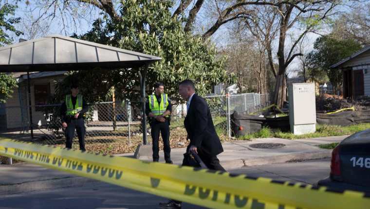 La escena cerca de la calle Galindo en Austin, Texas, donde una mujer de 70 años resultó herida en una explosión. El incidente fue la segunda explosión reportada este lunes.(Foto Prensa Libre:AFP).