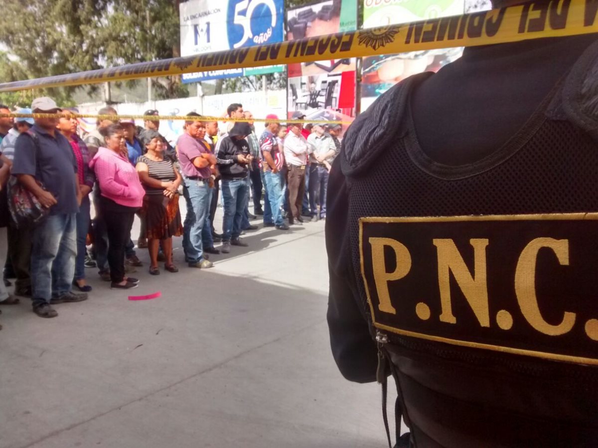 Agentes de la PNC investigan si el sujeto que murió a balazos en la zona 1 de Huehuetenango era delincuente. (Foto Prensa Libre: Mike Castillo)