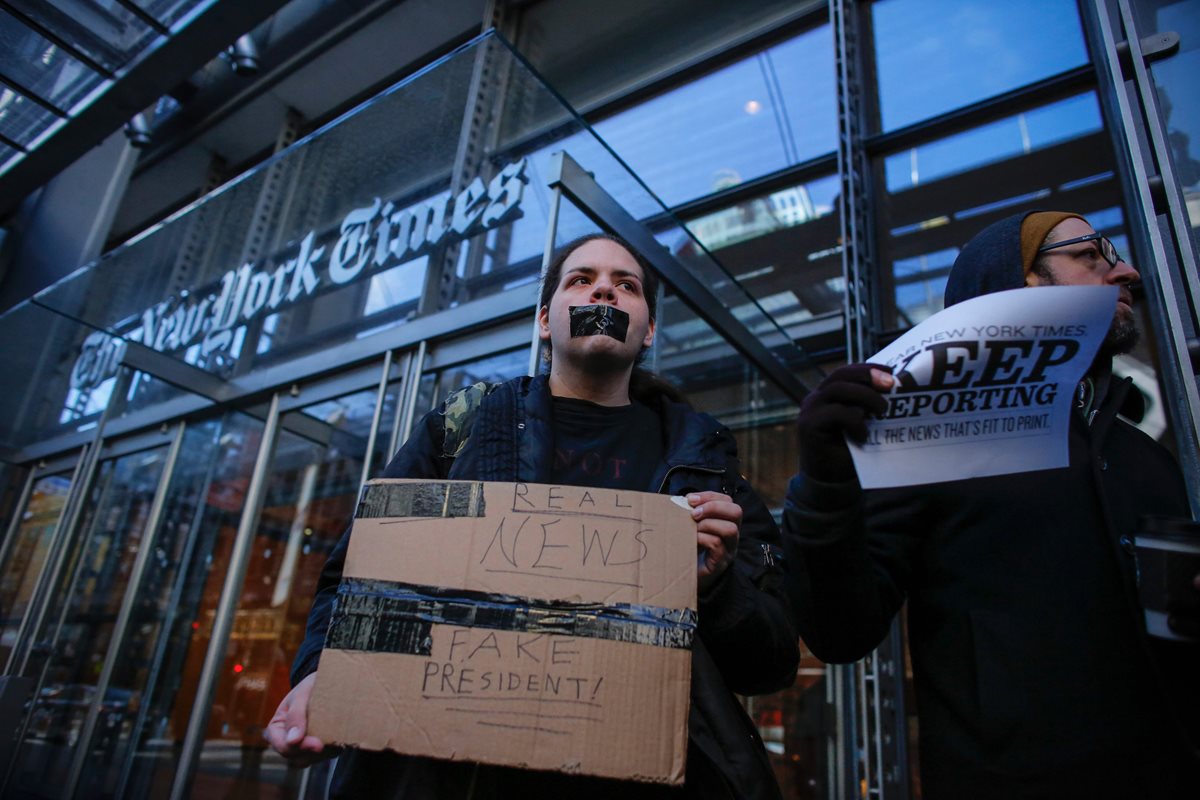 Un hombre se manifiesta frente a las instalaciones del The New York Times. (Foto Prensa Libre: AFP).