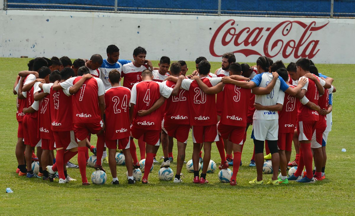 Los jugadores de Suchitepéquez se preparan para enfrentar a Antigua GFC. (Foto Prensa Libre: Omar Méndez)