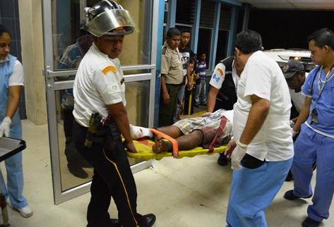 Uno de los posibles colaboradores de Julio Elizardo Martínez Cruz ingresa al hospital de Escuintla. (Foto Prensa Libre: Enrique Paredes)
