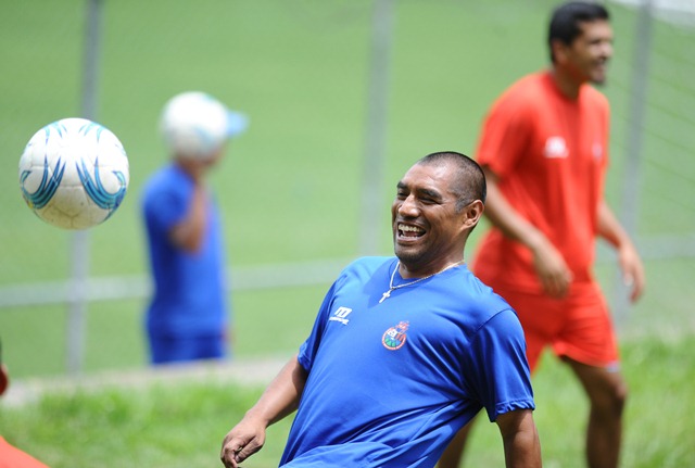 Juan Carlos Plata, en el entrenamiento de Municipal, fue parte del futbol tenis. (Foto Prensa Libre: Francisco Sánchez)