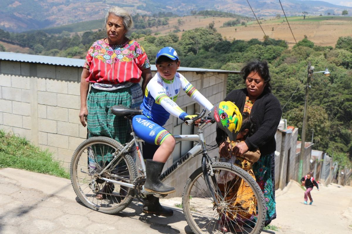 Édgar Estuardo posa con su abuela Zoila, su madre Cecilia y su hermanita. (Foto Prensa Libre: Cortesía Nery Ajsivinac, Fedeciclismo)