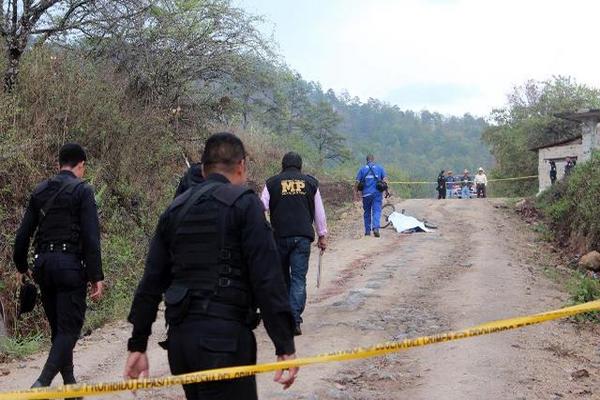 El guardián de la sede de la PMT de Jalapa fue asesinado este lunes, cuando iba a su turno de trabajo. (Foto Prensa Libre: Hugo Oliva)<br _mce_bogus="1"/>
